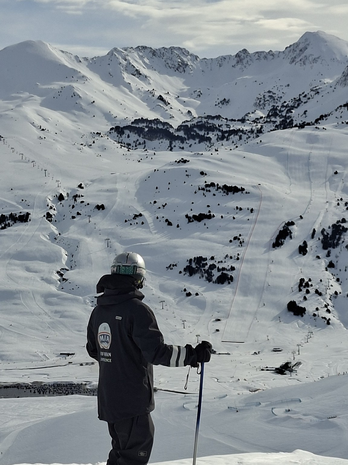 Profesor de MAJA frente a las montañas de Baqueira Beret